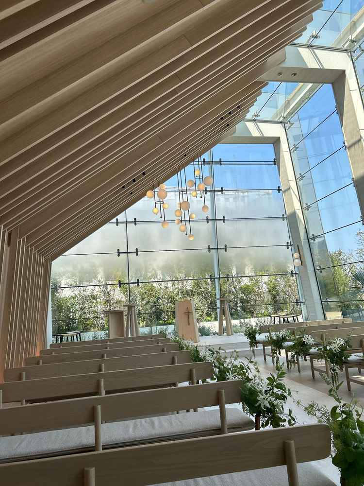 チャペル。天井8mの開放感抜群。木の香りが非常に落ち着いてよかったです。