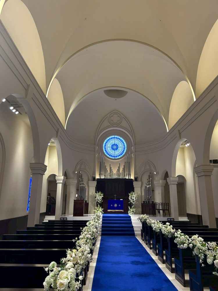 青いバージンロードが特徴的でとても綺麗でした。