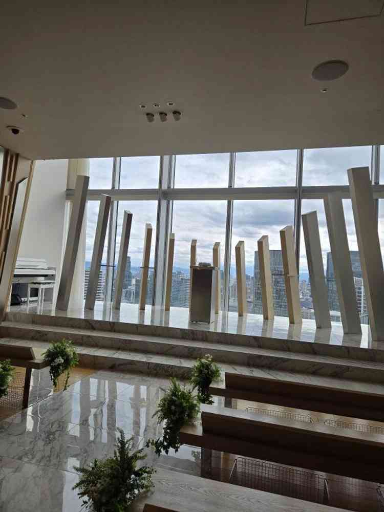 地上160メートルの高さの圧倒的な開放感。光が降り注ぐ中でのバージンロードは神聖で温かい空間でした。