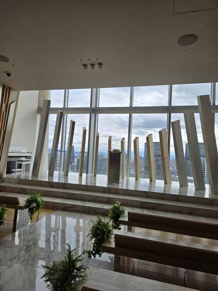 地上160メートルの高さの圧倒的な開放感。光が降り注ぐ中でのバージンロードは神聖で温かい空間でした。