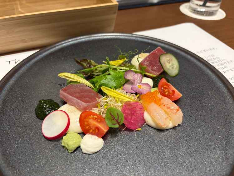 前菜。玄米のソースとお刺身が乗った、フレンチお寿司？