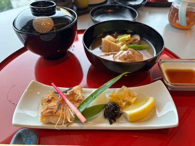 お料理。和食コースの碗物と焼き物。