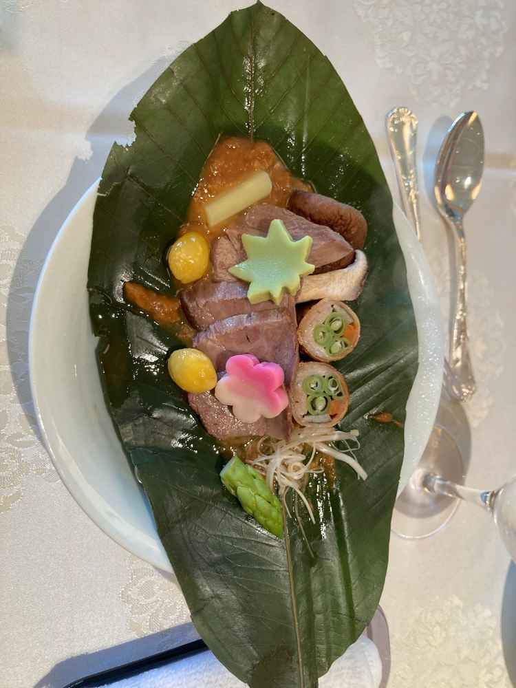 料理がとてもおいしかった。これは葉に包んで焼いている料理で、味噌も敷いてあって味も香りも良い