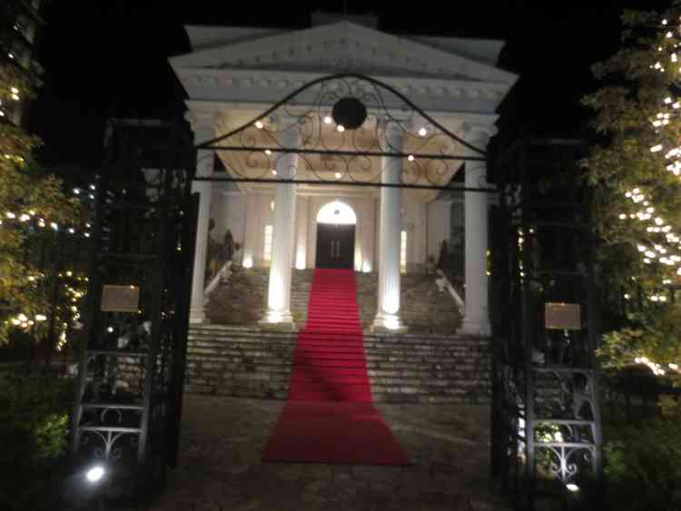 大階段は夜でも圧巻でした。