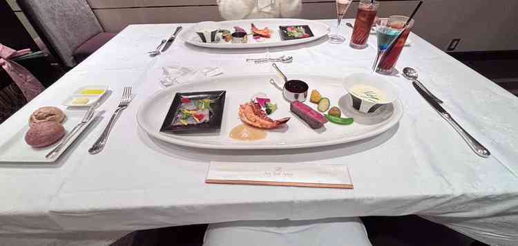 コース料理を試食。お肉が分厚いのに柔らかかった。お子様メニューも充実していました。