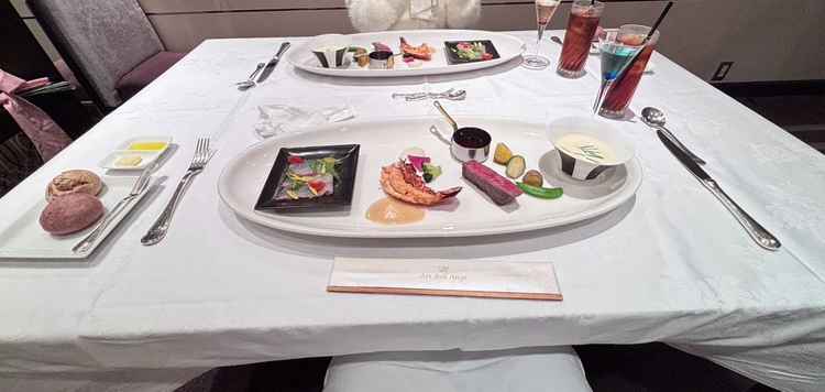 コース料理を試食。お肉が分厚いのに柔らかかった。お子様メニューも充実していました。