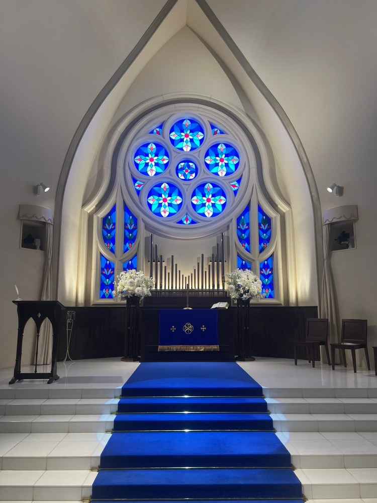 青と白のチャペル素敵です