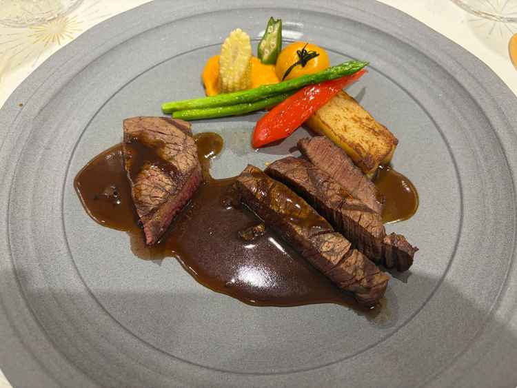 メインのお肉料理。焼き加減も調整してくださり、付け合わせまで美味しかったです