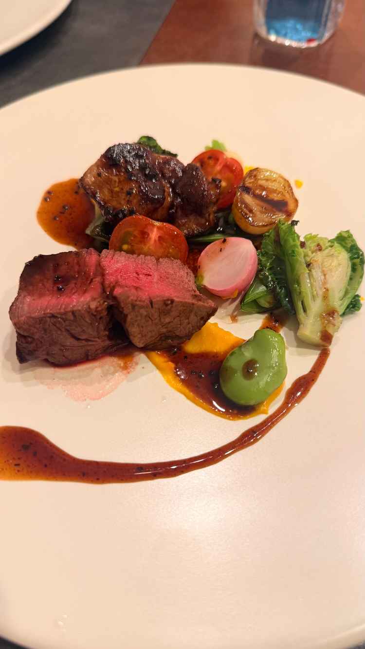 ワンプレートの試食をいただきました。和牛ステーキとフォアグラが特に美味で印象に残っております。