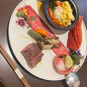 料理のインパクトもあり、お肉の付け合わせにカボスがあるのも、年配の方でも食べやすいと思いました。