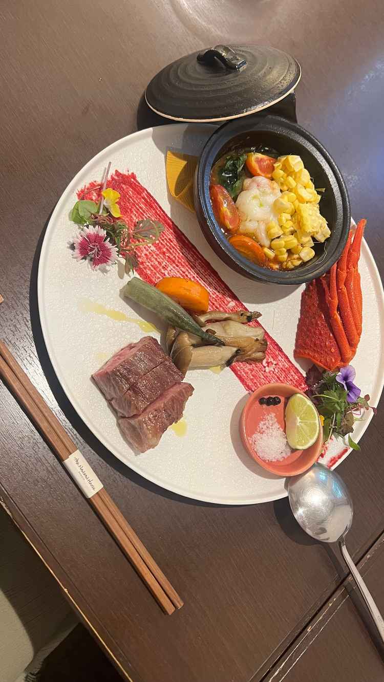 料理のインパクトもあり、お肉の付け合わせにカボスがあるのも、年配の方でも食べやすいと思いました。