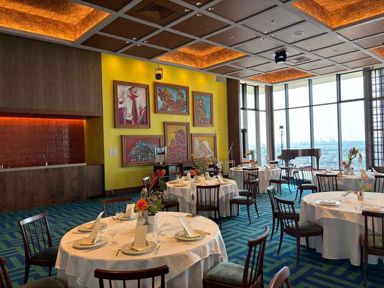 豪華な邸宅をイメージした披露宴会場。大阪もモチーフにした絵画が飾られてとてもユーモアを感じました。