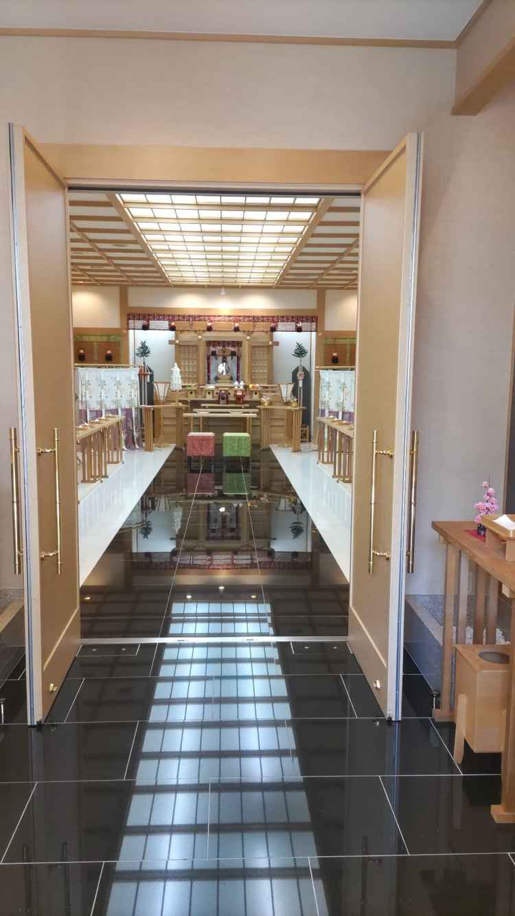 神殿の様子。お稲荷様を祀っていて、神殿が反射して映る様子が印象的でした。