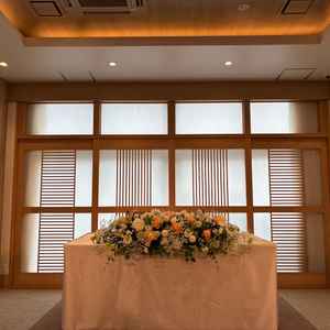 披露宴会場の高砂。披露宴会場は明るく自然光が入る作りで、写真映えも考慮し壁や天井も新しく綺麗でした。