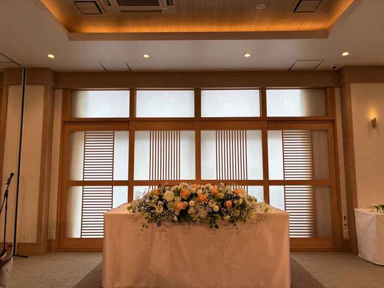 披露宴会場の高砂。披露宴会場は明るく自然光が入る作りで、写真映えも考慮し壁や天井も新しく綺麗でした。