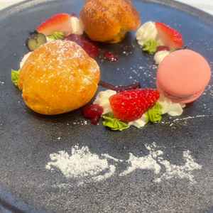 デザート。親しみやすいシュークリームとフルーツ