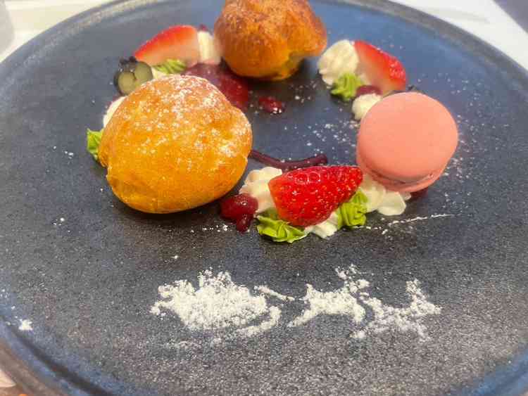 デザート。親しみやすいシュークリームとフルーツ