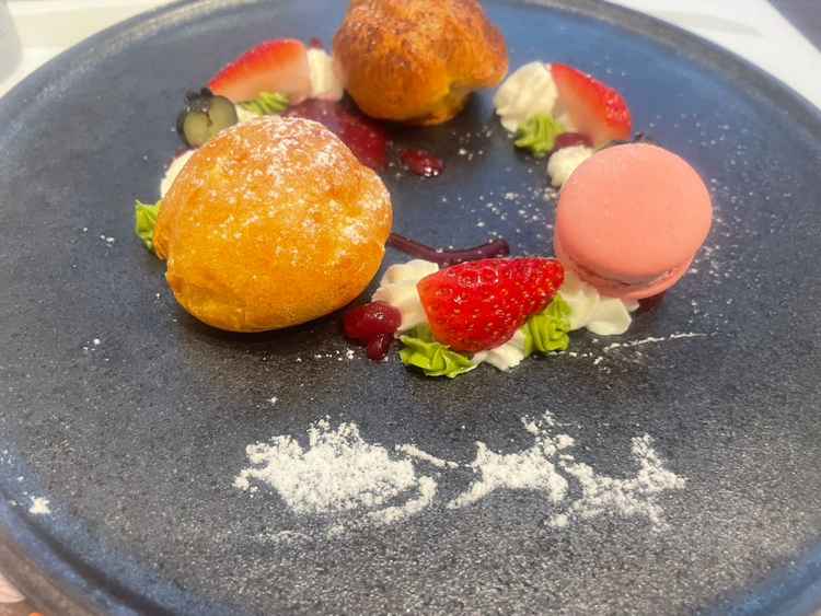 デザート。親しみやすいシュークリームとフルーツ