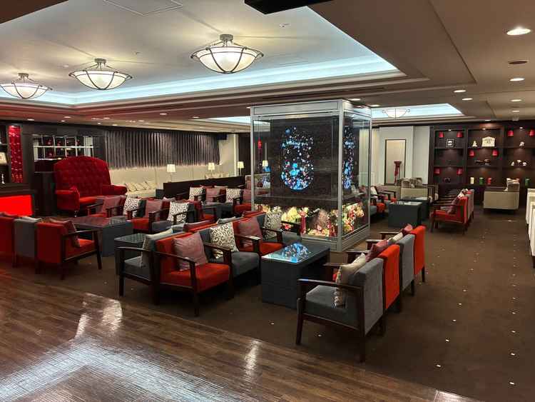 待合室になる部屋。広くて椅子の数も多い。