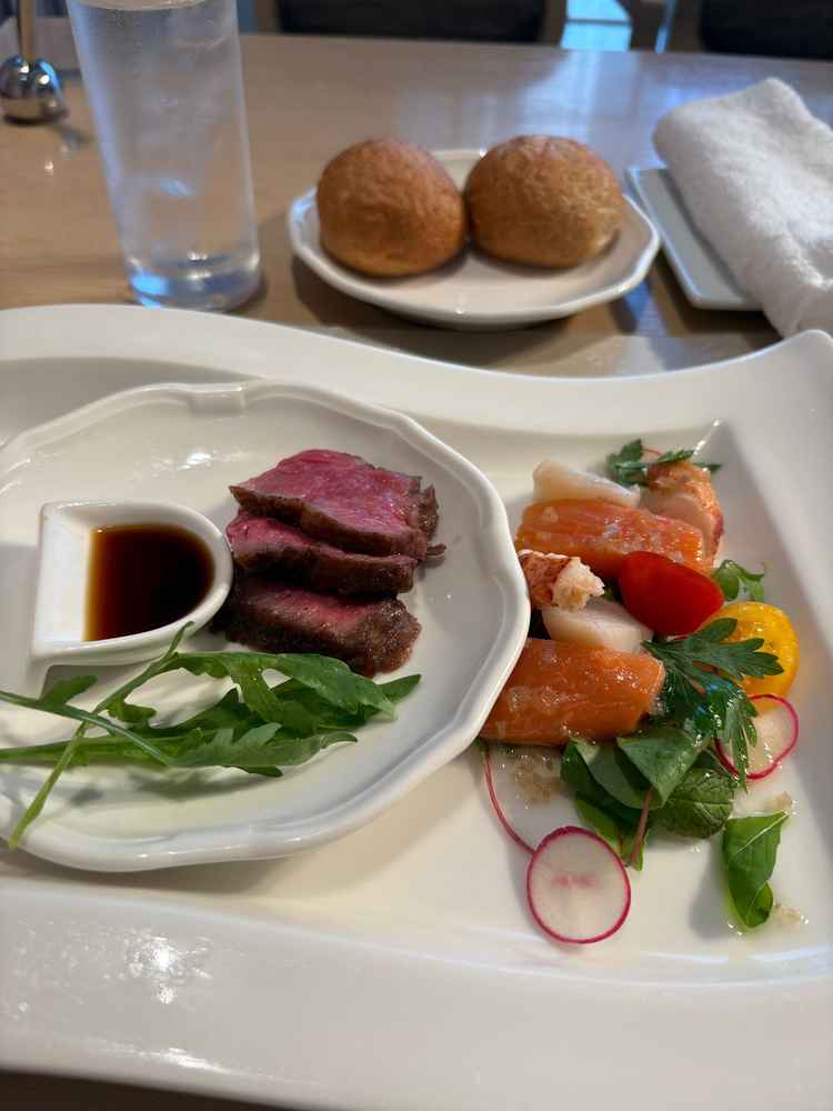 試食の料理の写真です。サーモンのコンフィが美味しかったです。