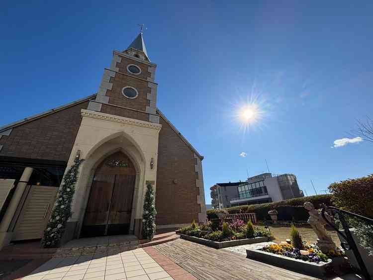 屋上にある室外チャペル。天気が良い日に挙げられればとてもいい思い出になると思う。鐘の音もきれい