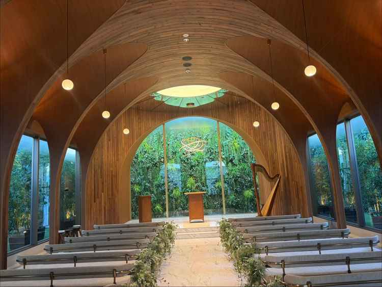 木目調のナチュラルな雰囲気のチャペル。宗教色が強くなく、アットホームな柔らかい雰囲気が気に入った。