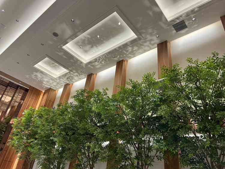 緑あふれるチャペルで、ライトの色が暖色と白色を選べてそれぞれで雰囲気が違って好きな方を選べる。