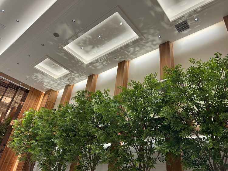 緑あふれるチャペルで、ライトの色が暖色と白色を選べてそれぞれで雰囲気が違って好きな方を選べる。