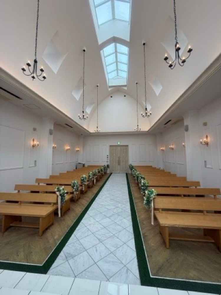 1枚目とは別の挙式会場。明るく華やかな雰囲気