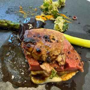 試食がしっかり一人前と思える量だった。シェフが目の前でソースをかけてくれる。