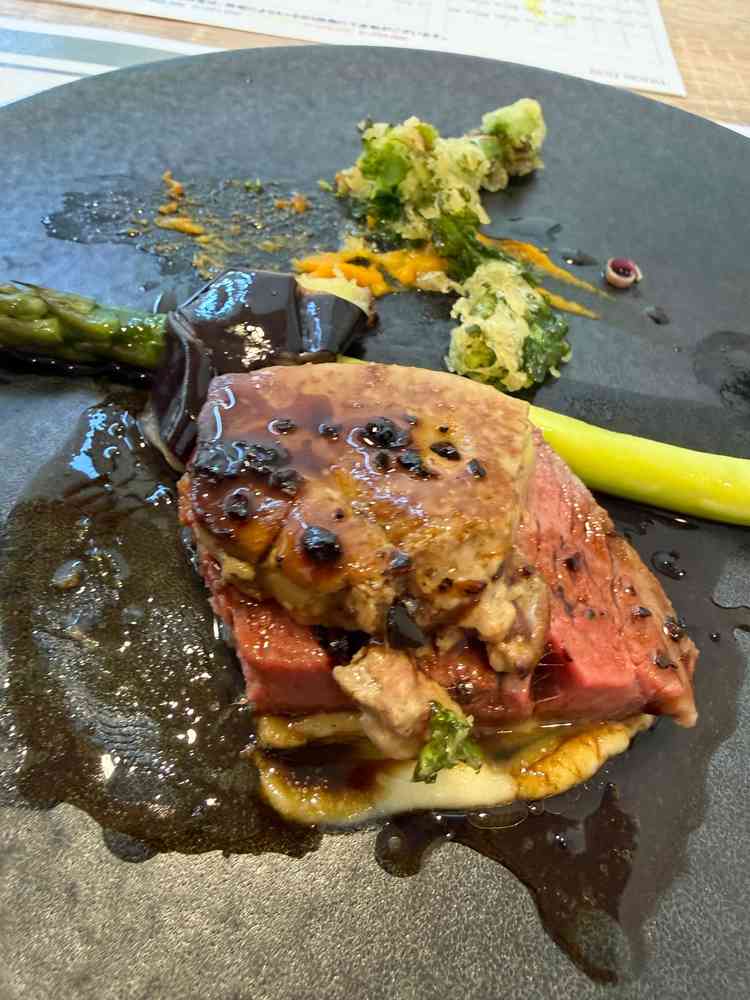 試食がしっかり一人前と思える量だった。シェフが目の前でソースをかけてくれる。