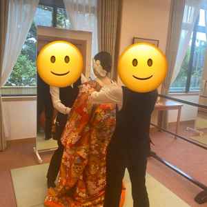 白無垢、色打ち掛けの中から好きな柄を選ぶと、服の上から着るお手伝いをしてくださいました。