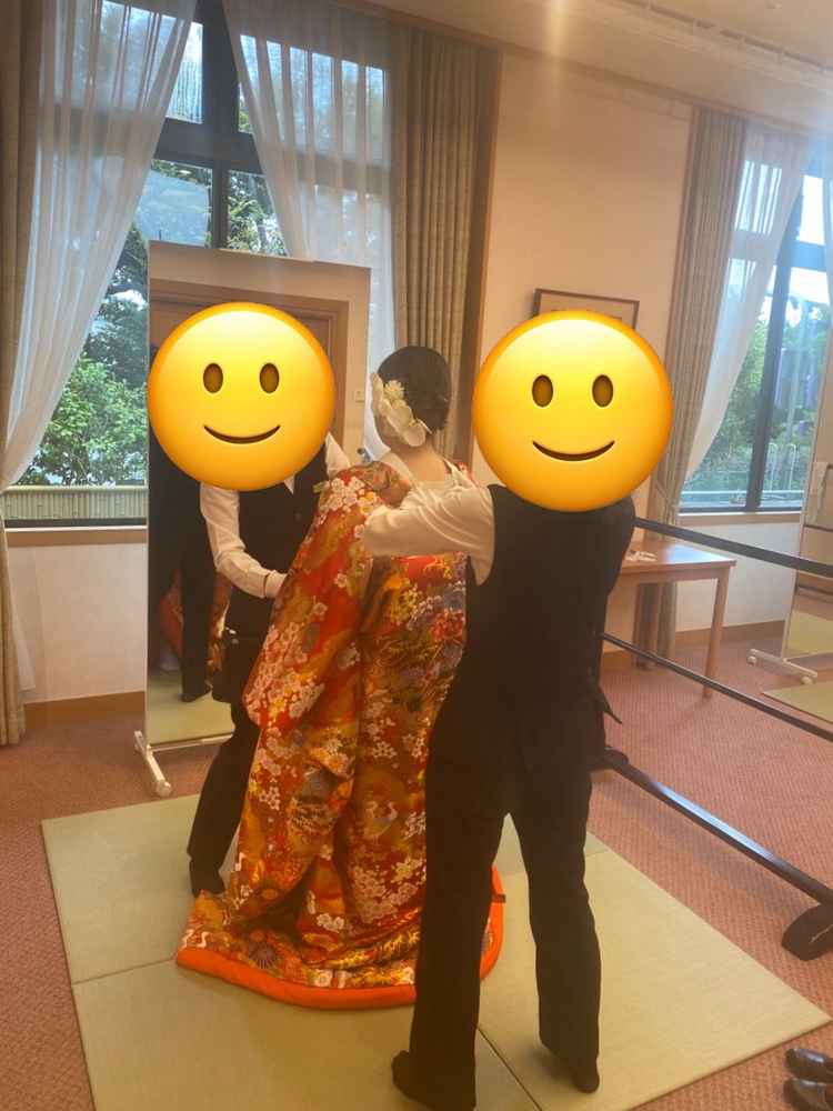 白無垢、色打ち掛けの中から好きな柄を選ぶと、服の上から着るお手伝いをしてくださいました。