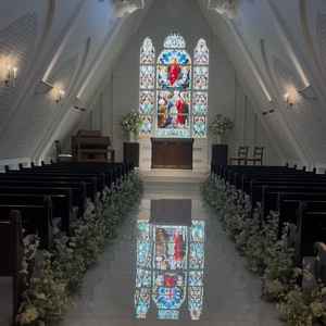 ステンドグラスが綺麗でした！白の通路に反射してるのがとても綺麗です。