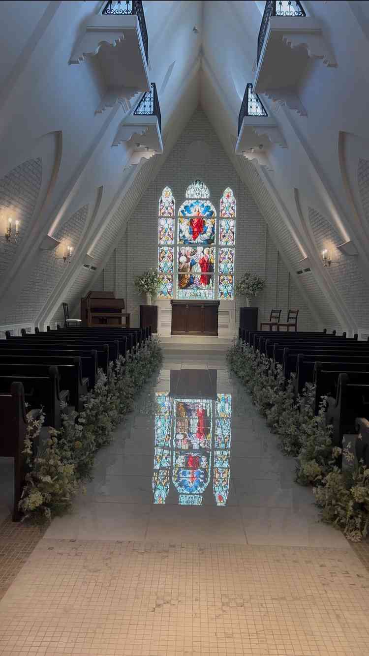 ステンドグラスが綺麗でした！白の通路に反射してるのがとても綺麗です。