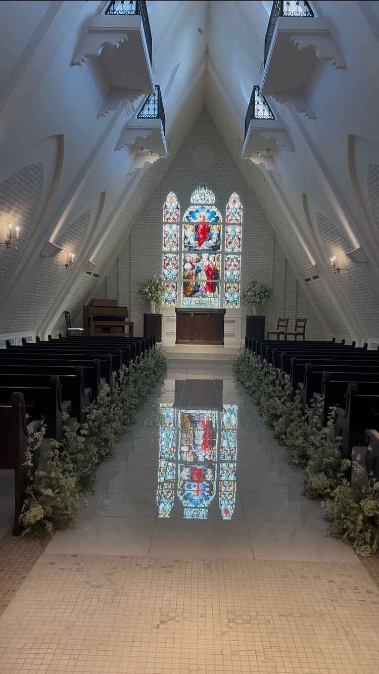 ステンドグラスが綺麗でした！白の通路に反射してるのがとても綺麗です。