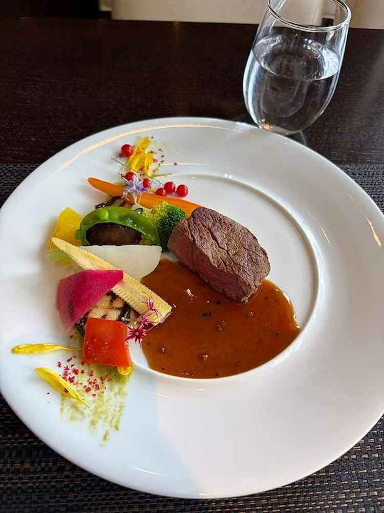 試食したメインのお肉の写真。お肉も付け合わせの野菜も美味しかったです。