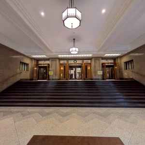 九段会館内で挙式を行う際は、こちらの正面玄関にセッティングします。