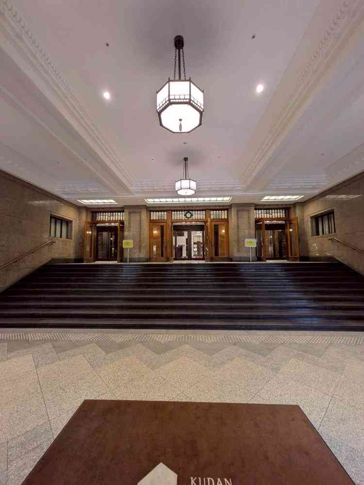 九段会館内で挙式を行う際は、こちらの正面玄関にセッティングします。