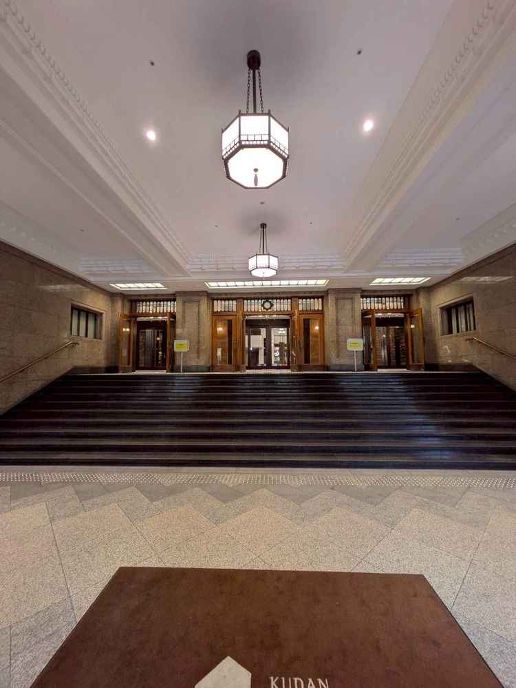 九段会館内で挙式を行う際は、こちらの正面玄関にセッティングします。