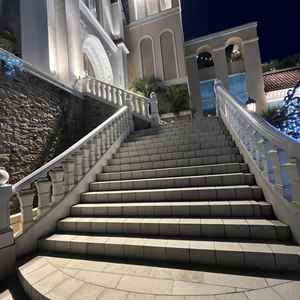 挙式が終わった後、フラワーシャワーをもらう大階段。躍動感があり、ナイトウエディングするのも素敵な印象