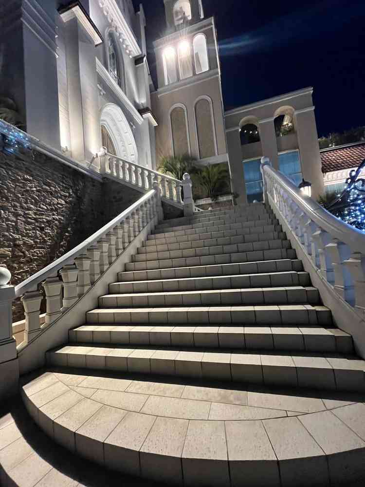 挙式が終わった後、フラワーシャワーをもらう大階段。躍動感があり、ナイトウエディングするのも素敵な印象