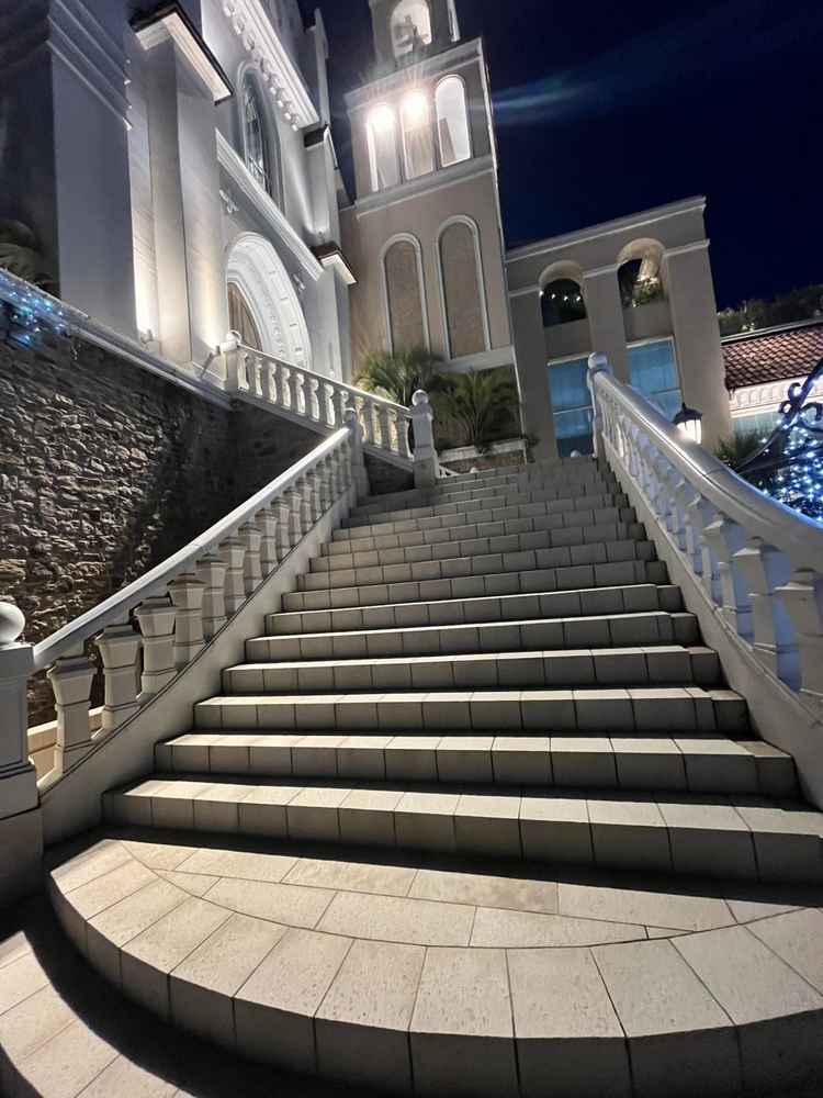 挙式が終わった後、フラワーシャワーをもらう大階段。躍動感があり、ナイトウエディングするのも素敵な印象