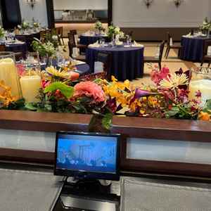 3つある披露宴会場の中で、1番大きい会場。新郎新婦卓には小さいモニターがあり、ゲストの様子をみれる。