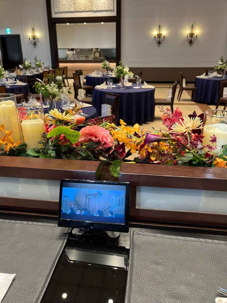 3つある披露宴会場の中で、1番大きい会場。新郎新婦卓には小さいモニターがあり、ゲストの様子をみれる。