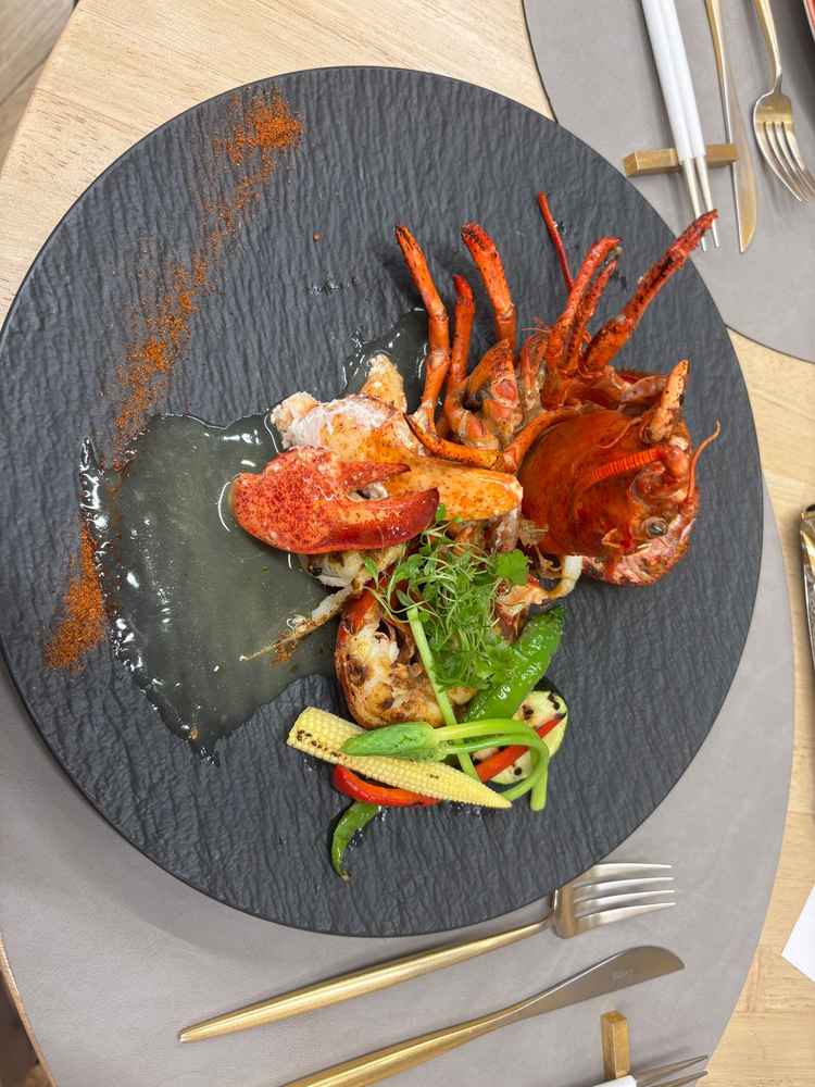 メイン料理のロブスターです。味付けもしっかりしていて身もふっくらでとても美味しかったです。