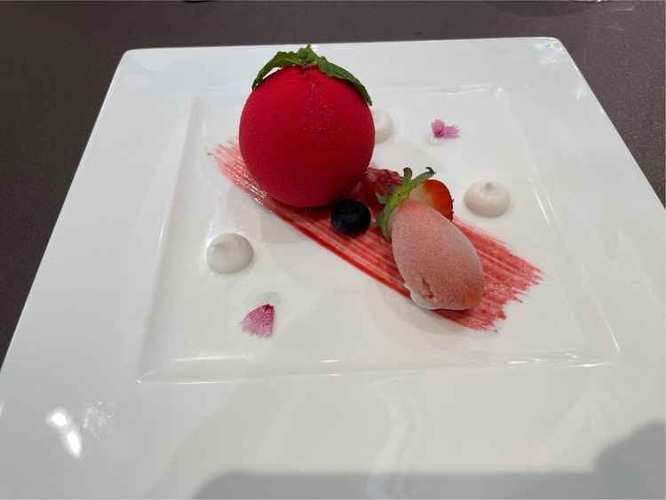 試食会で頂いた見た目も可愛いフランボワーズのムース