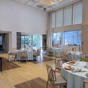 披露宴会場内のみでなく、テラスも利用でき、ビュッフェを開催できる点も魅力的でした。