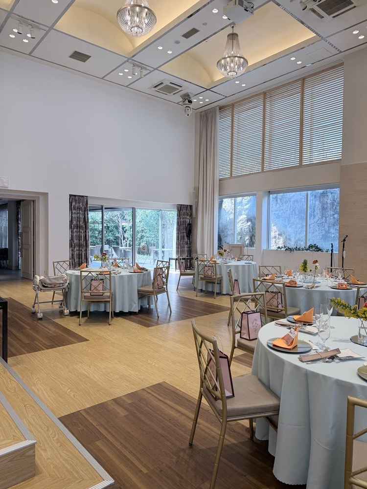 披露宴会場内のみでなく、テラスも利用でき、ビュッフェを開催できる点も魅力的でした。