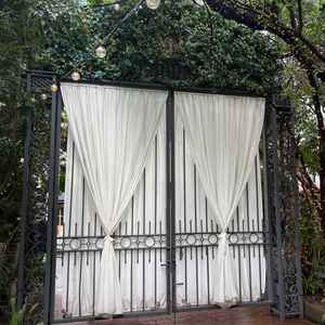 入り口の扉を閉めると完全なプライベート空間になる。これをバックにガーデン挙式も可能。